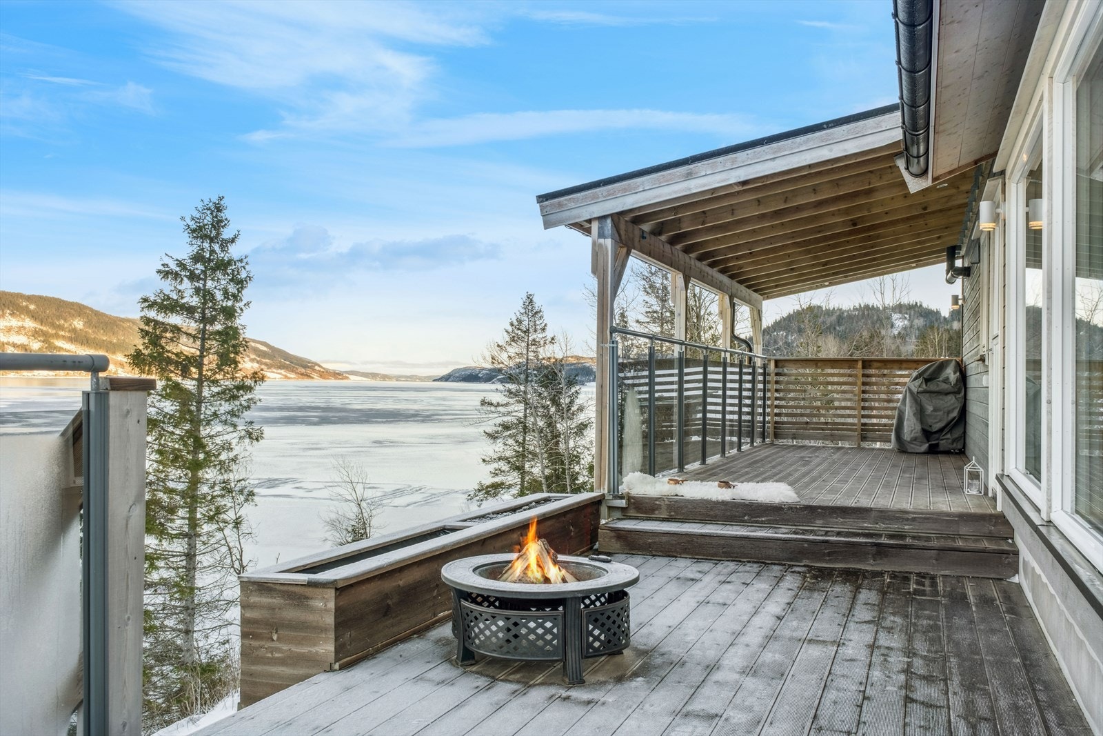 Terrasse hvor man får en flott utsikt mot Verrasundet Galleribilde