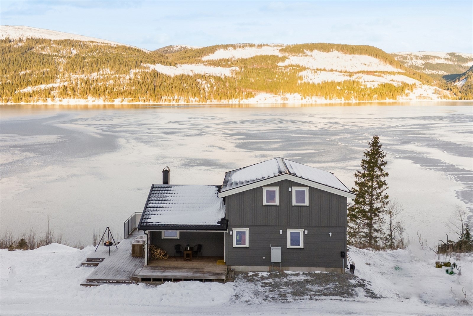 Hytta har flere biloppstillingsplasser, samt montert elbil-lader. Galleribilde