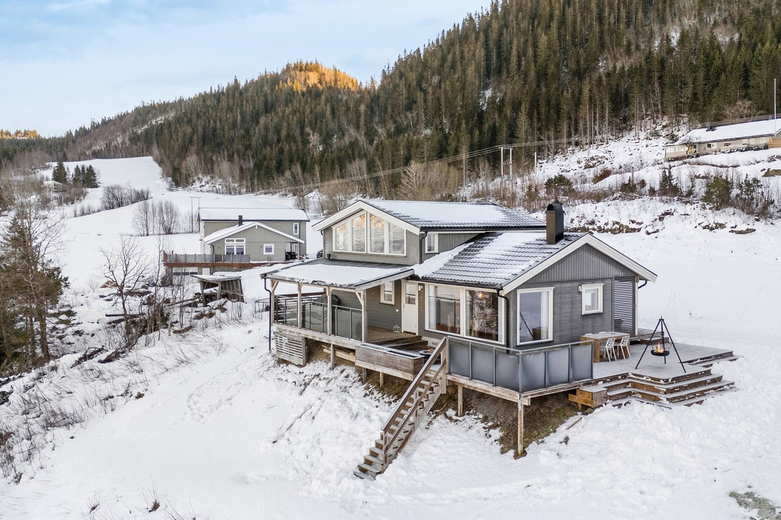 Hytta ligger luftig og pent til i et veletablert hyttefelt, med kort vei til sjøen og flotte omgivelser. Galleribilde