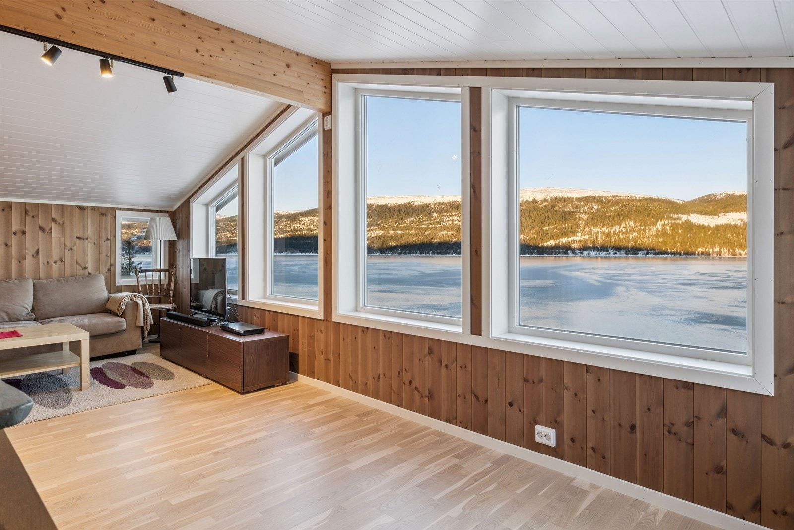 Oppholdsrom i loftsetasjen med utsikt og gode møbleringsmuligheter. Galleribilde