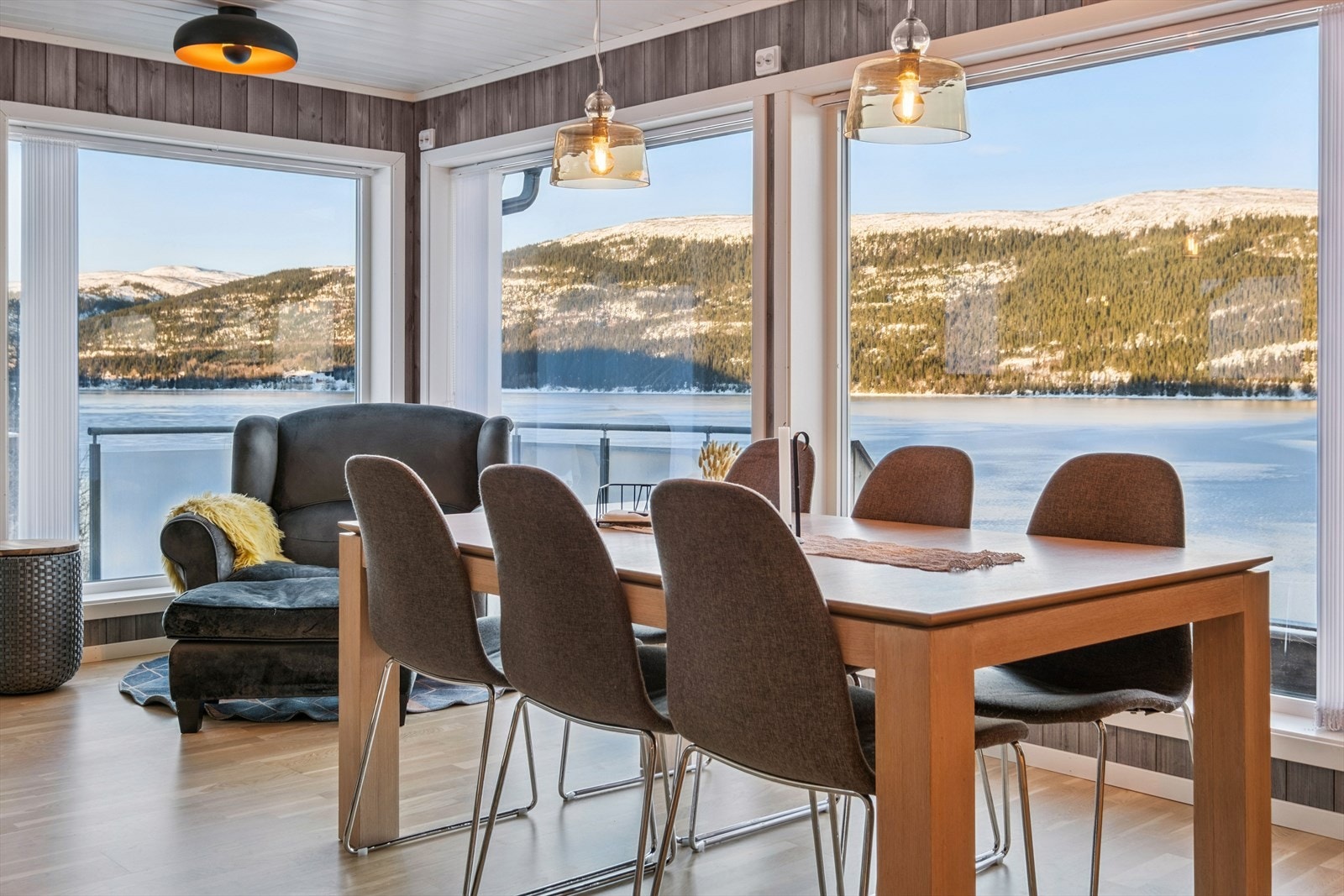 Spisestue med panoramautsikt mot Verrasundet og plass til lange måltider med familie og venner. Galleribilde