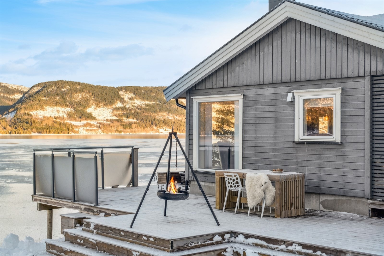 Terrasse med lun atmosfære - et naturlig sted for avslapning og hyggelige stunder. Galleribilde