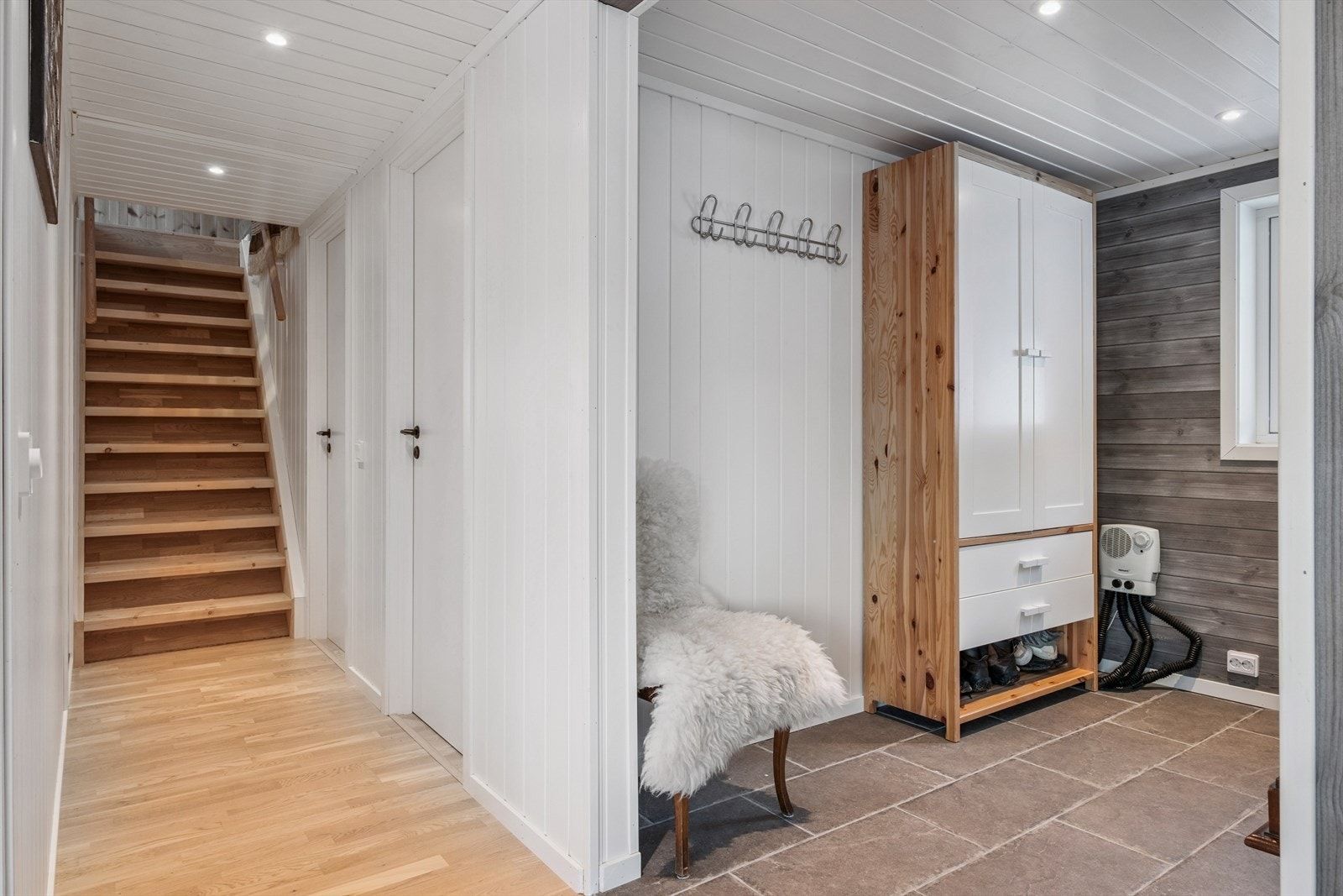 Flislagt entre med behagelig gulvvarme Galleribilde