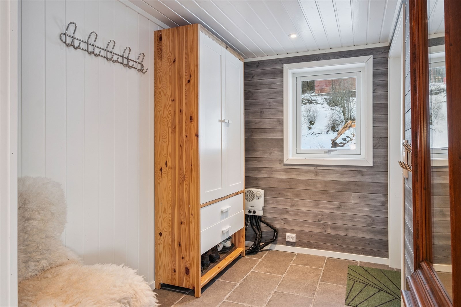 Her vil man ha god plass til yttertøy og sko Galleribilde