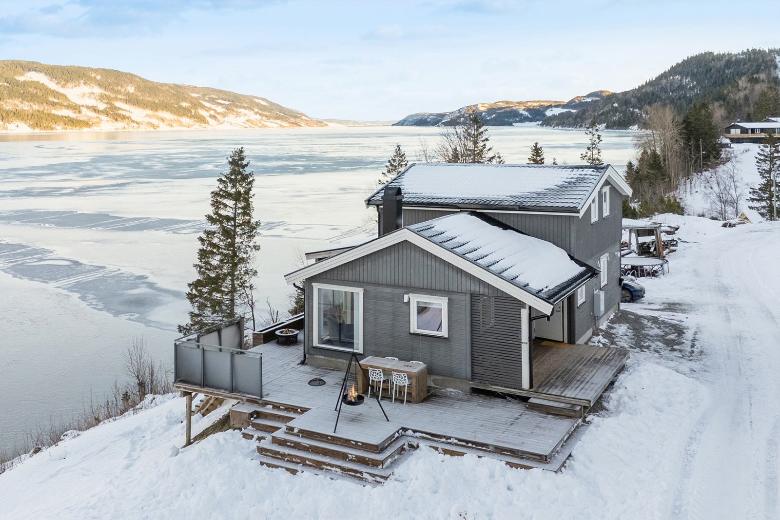 Aktiv Eiendomsmegling v/ Hallvard Fjone har gleden av å presentere Framverranvegen 1977 - en moderne og stilren hytte fra 2022 Galleribilde