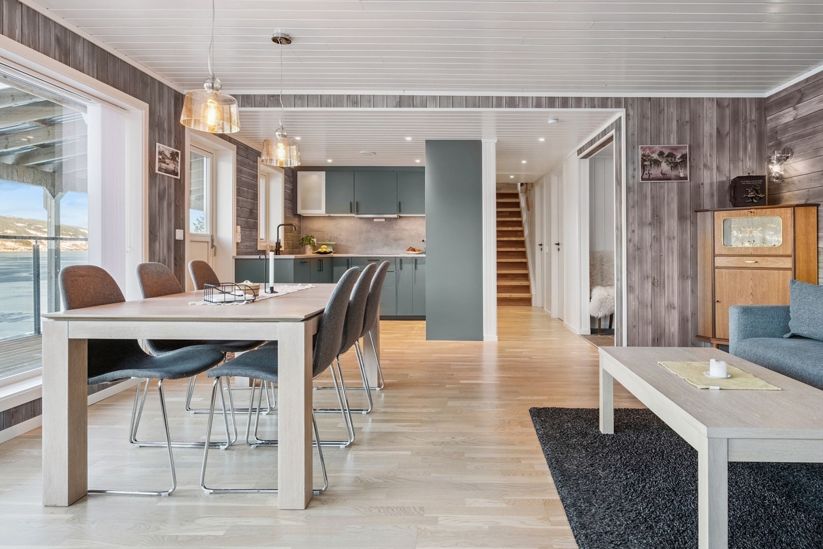 Åpen løsning mellom stue og kjøkken gir et sosialt oppholdsrom. Galleribilde