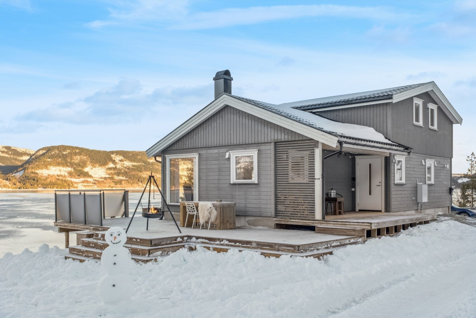 Hytta har flere fine uteplasser hvor de gode sol- og utsiktsforholdene kan nytes Galleribilde