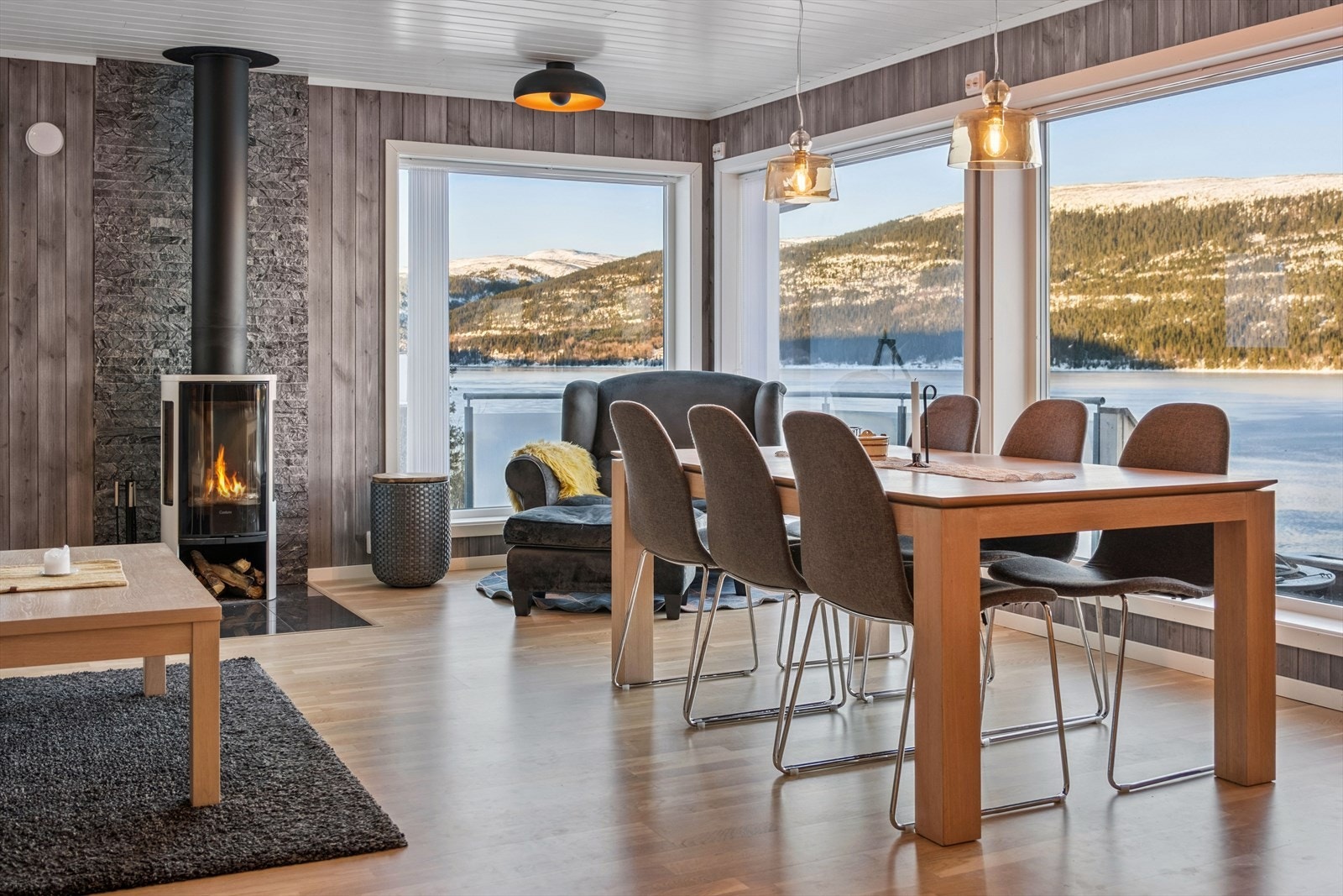 Vedovn som gir god varme og en hyggelig atmosfære Galleribilde