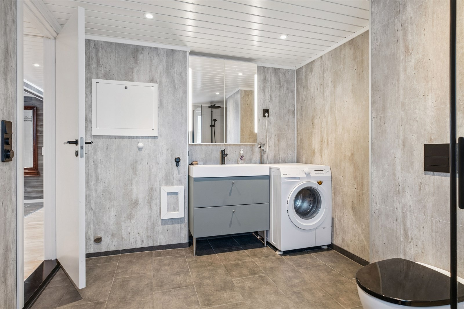 Delikat bad med moderne uttrykk og praktiske løsninger. Galleribilde