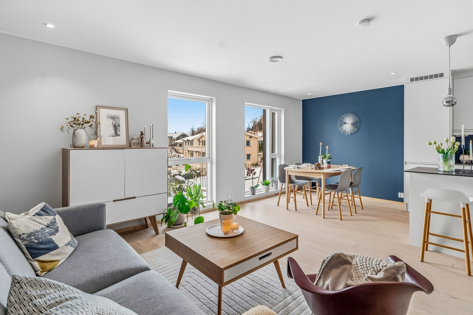 Store vindusflater sikrer rikelig med naturlig lys til rommet. Galleribilde