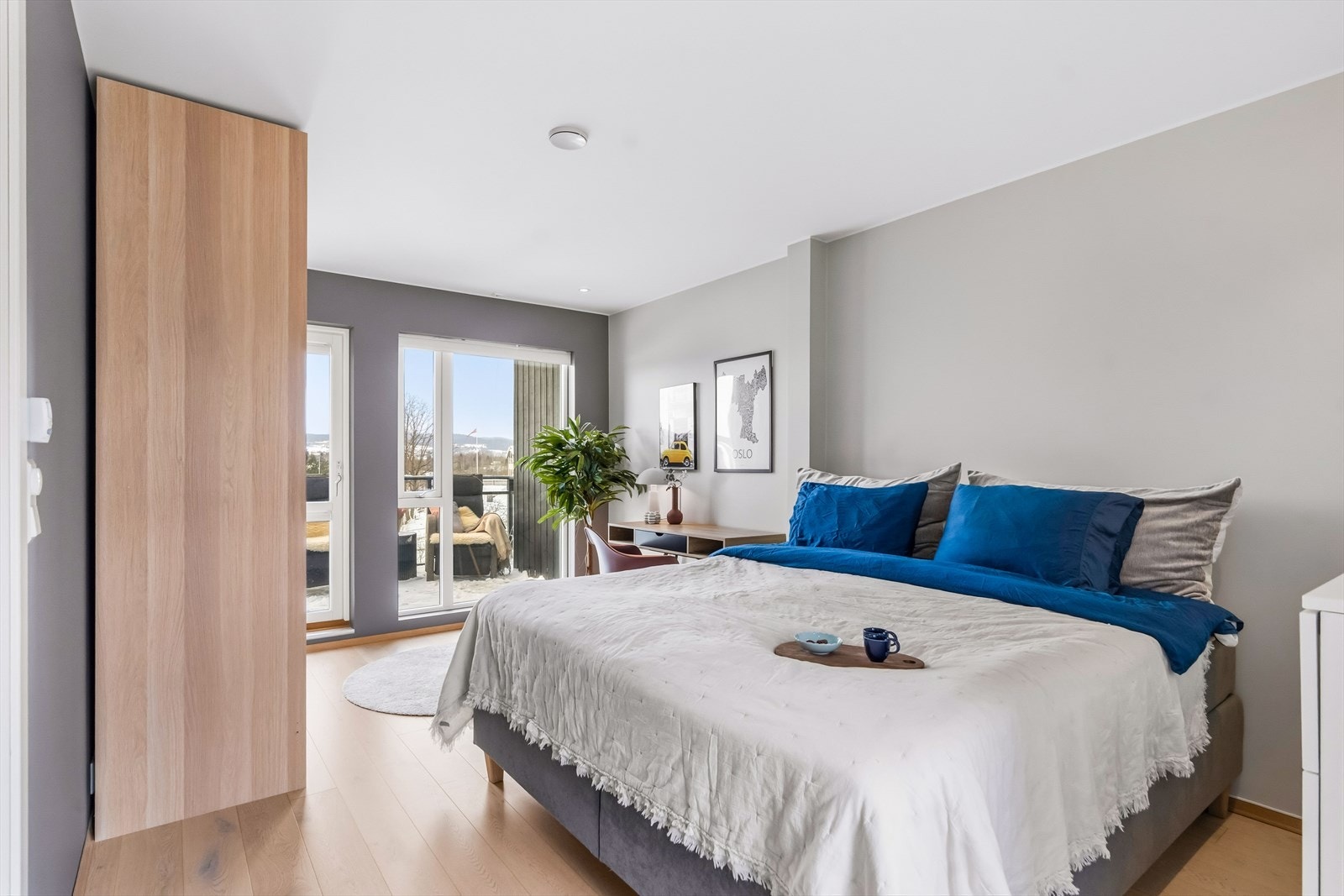 Hovedsoverommet er virkelig av det generøse slaget! Her er det plass til en stor dobbeltseng, garderobeløsning og øvrig oppbevaring. Galleribilde