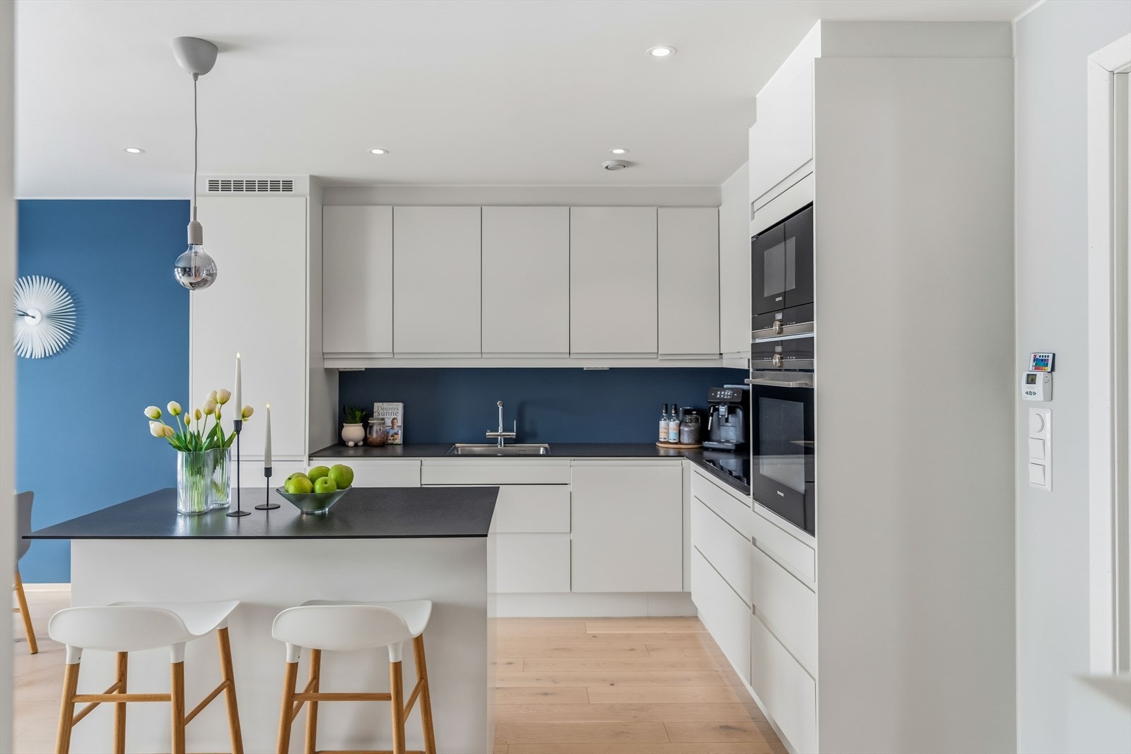 Boligen har et svært lekkert kjøkken, og kjøkkeninnredningen er praktisk utformet i L-form med en kjøkkenøy. Galleribilde