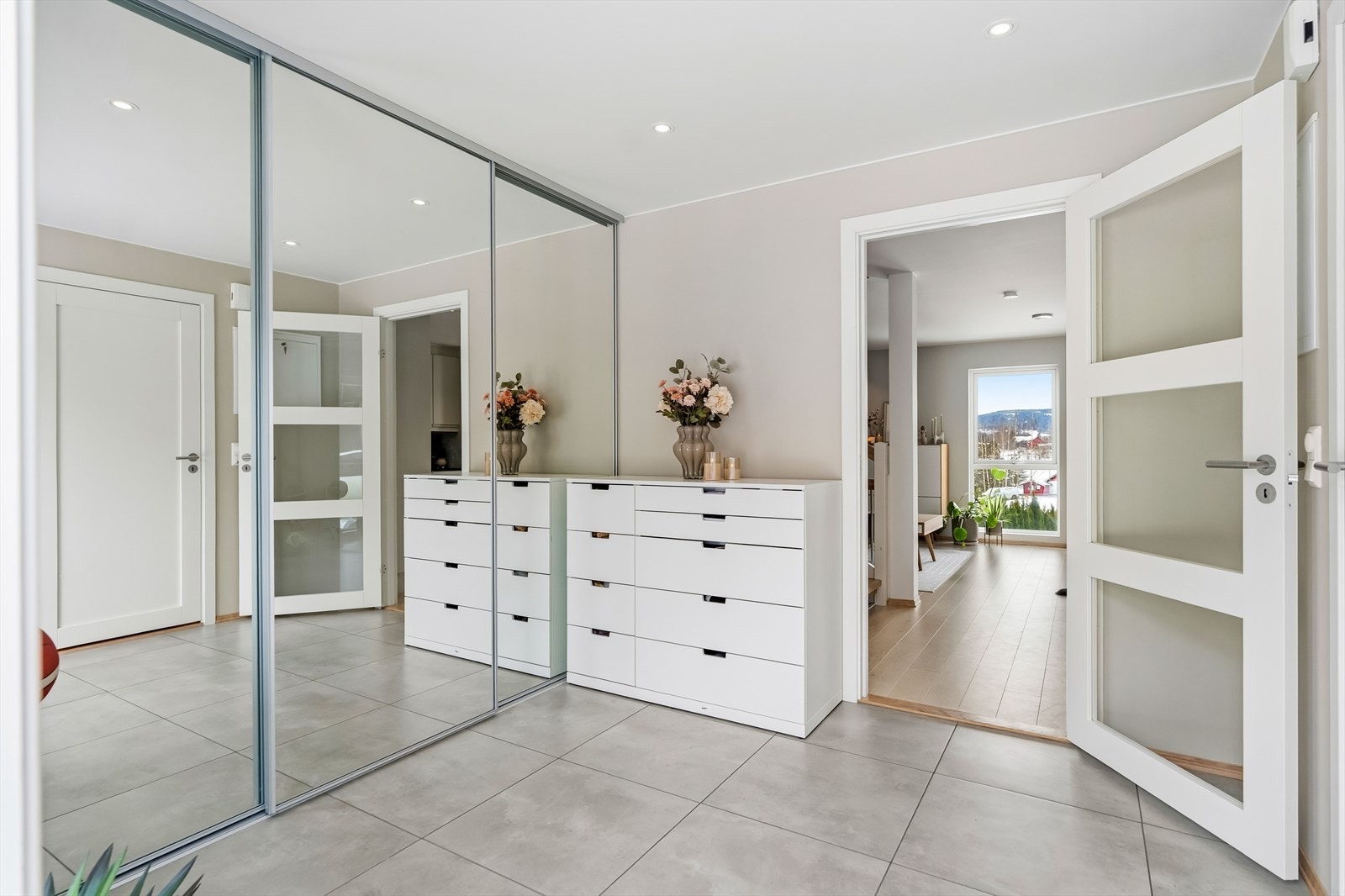 Velkommen inn! Boligen har et lyst og innbydende inngangsparti med fliser på gulvet og en romslig skyvedørsgarderobe. Galleribilde
