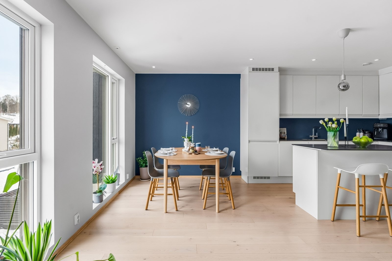 I tilknytning til kjøkkeninnredningen er det plass til et langt spisebord med plass til familie og venner. Galleribilde