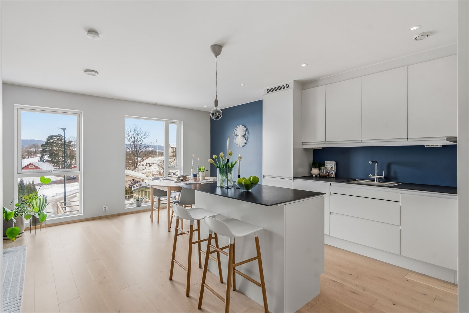 Videre kommer vi inn i herlig og delikat allrom med kjøkken og stue. Galleribilde