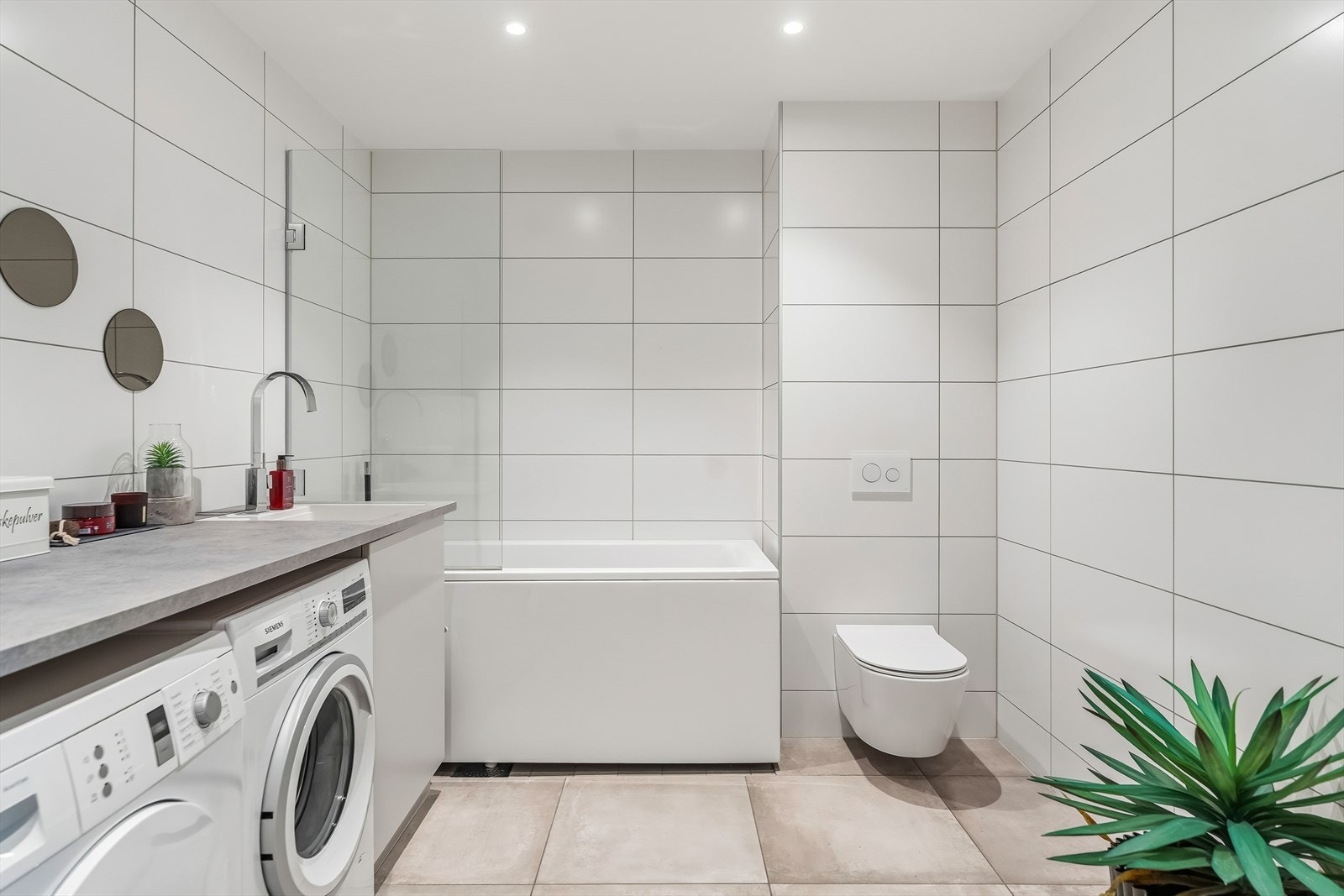 I underetasjen finner du vaskerommet/badet, noe som er en egen luksus i seg selv i hverdagen. Galleribilde