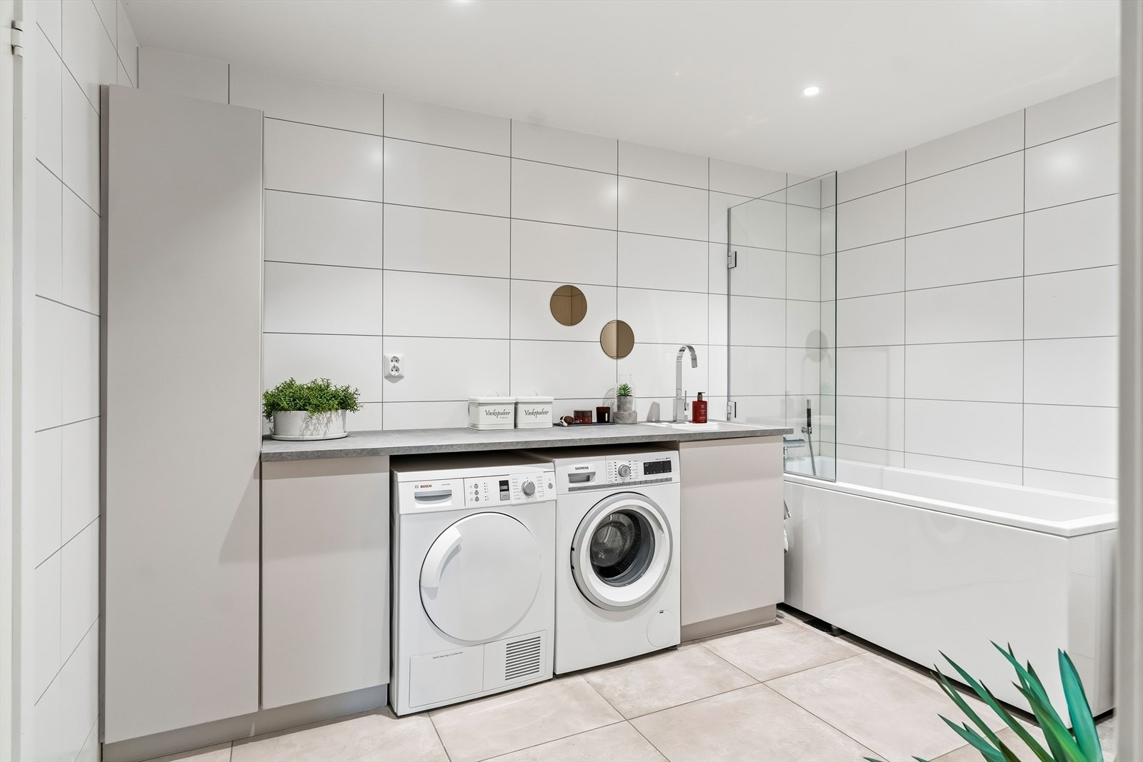 Rikelig med oppbevaringsplass i gode skapløsninger. Galleribilde