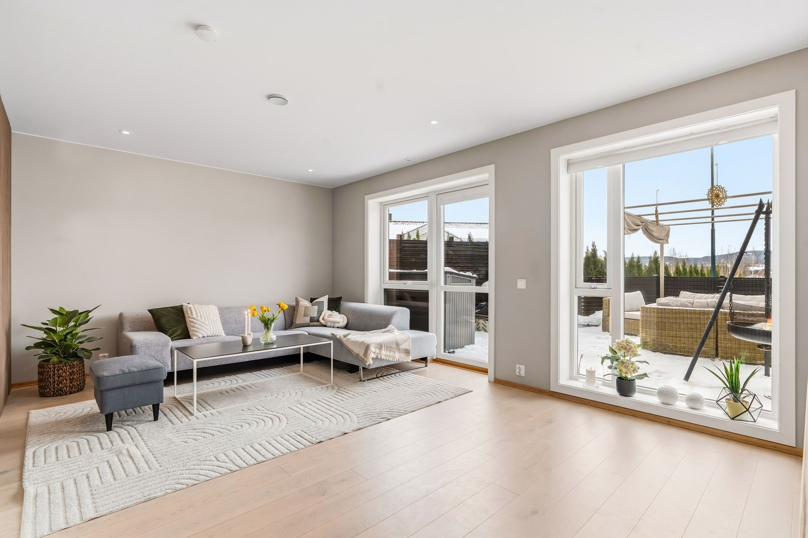 Her er det en større stue. Alle oppholdsrom har 1-stavs parkett på gulvene. Galleribilde