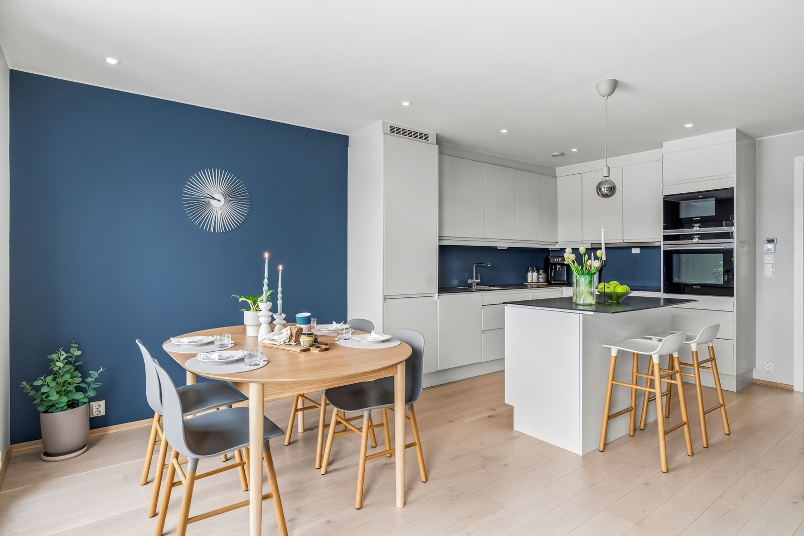 Det er slette, lyse fronter og mørk benkeplate. Hvitevarene er integrerte. Galleribilde