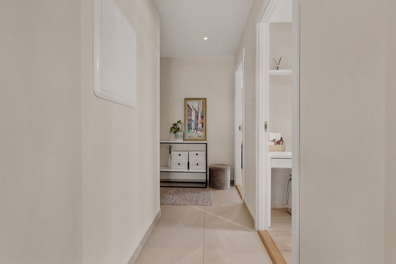 Her har du en stor og romslig gang med flislagt gulv med varmekabler og god glass i skap eller skjenk. Galleribilde