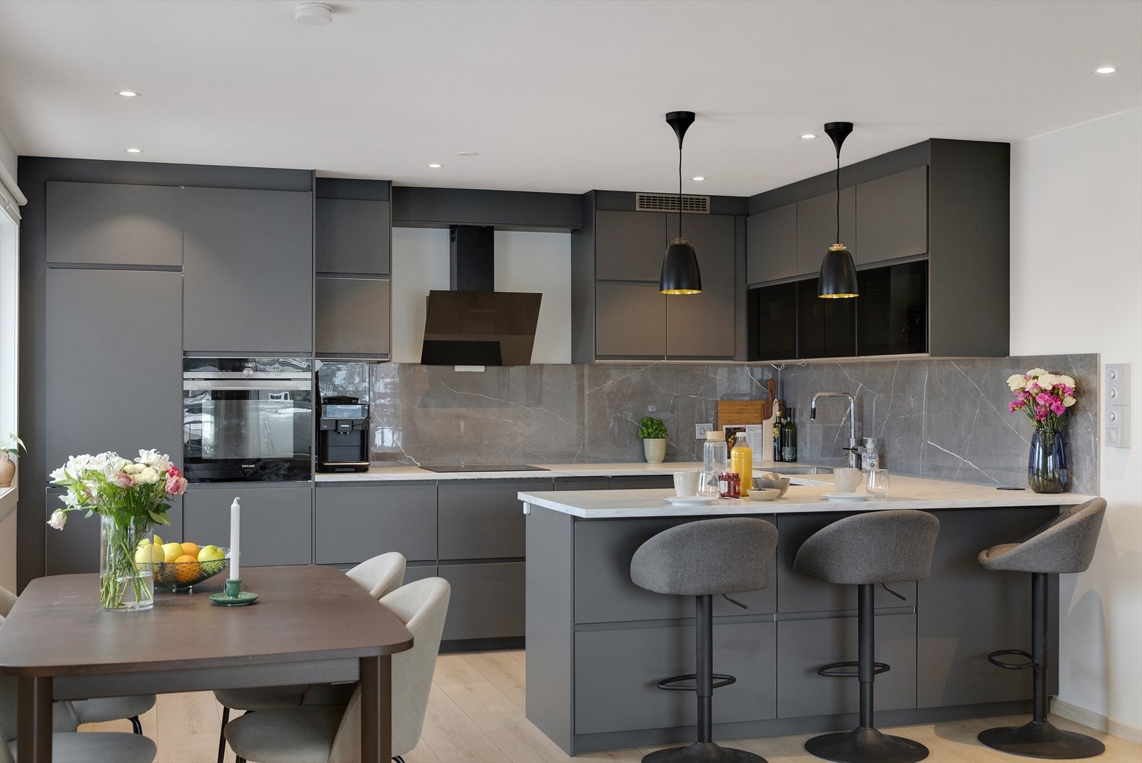 Kjøkkenet har glatt, laminert kjøkkeninnredning med laminert benkeplate, kum med ettgreps blandebatteri samt integrerte hvitevarer. Galleribilde