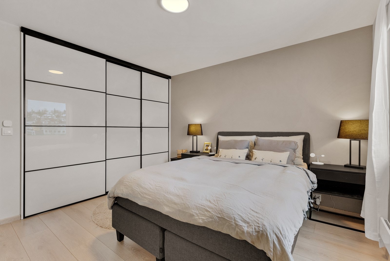 Hovedsoverommet har god plass til dobbeltseng og er utstyrt med skyvedørsgarderobe som gir rikelig med oppbevaringsplass. Galleribilde