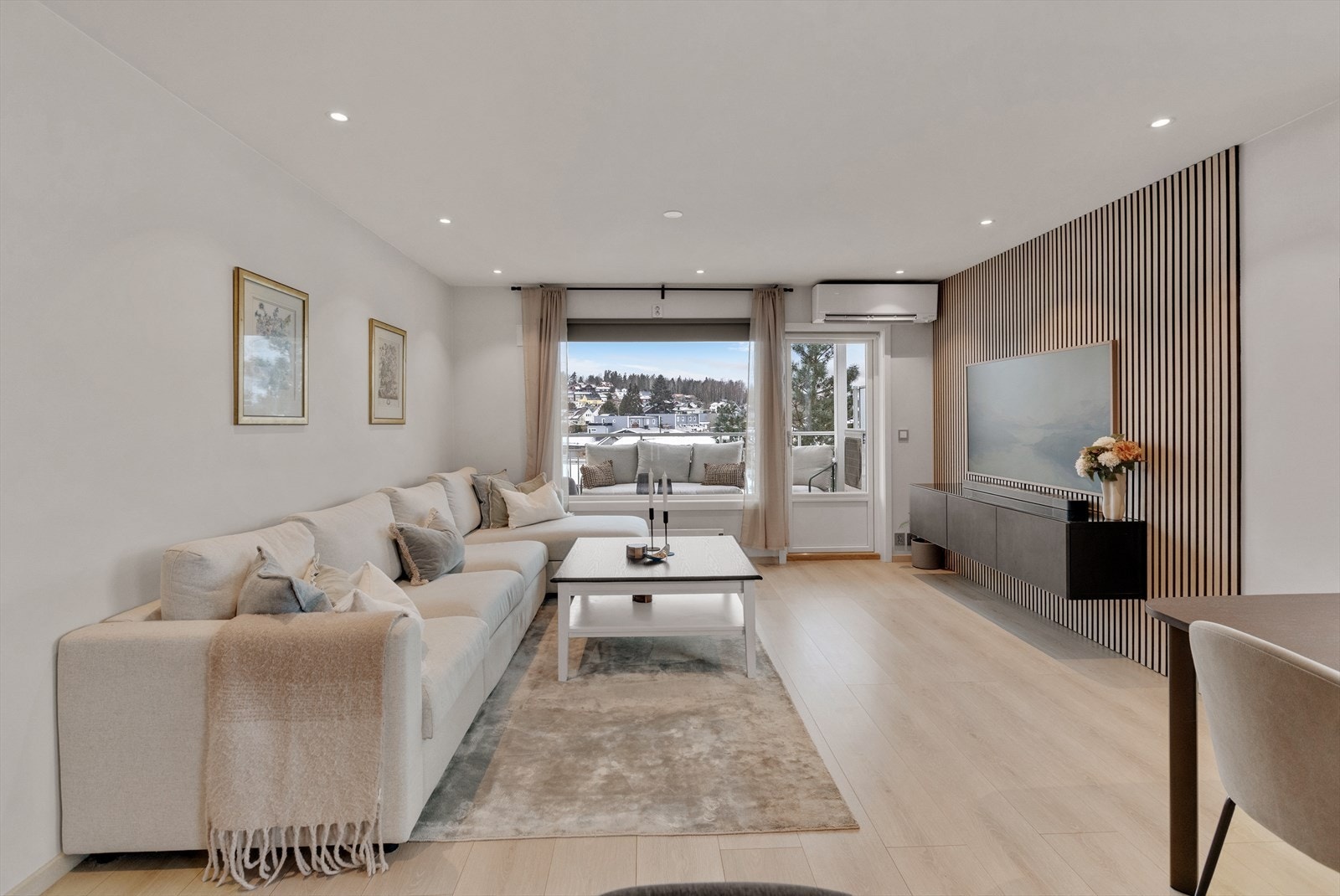 Store vindusflater gir rikelig med lysinnslipp og en luftig atmosfære. Galleribilde