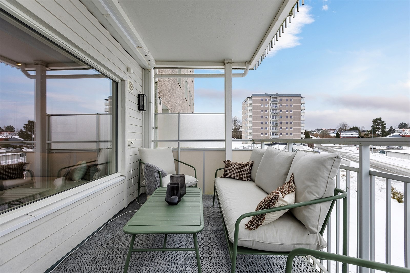 Fra stuen er det utgang til en trivelig balkong med god plass til utemøbler. Galleribilde