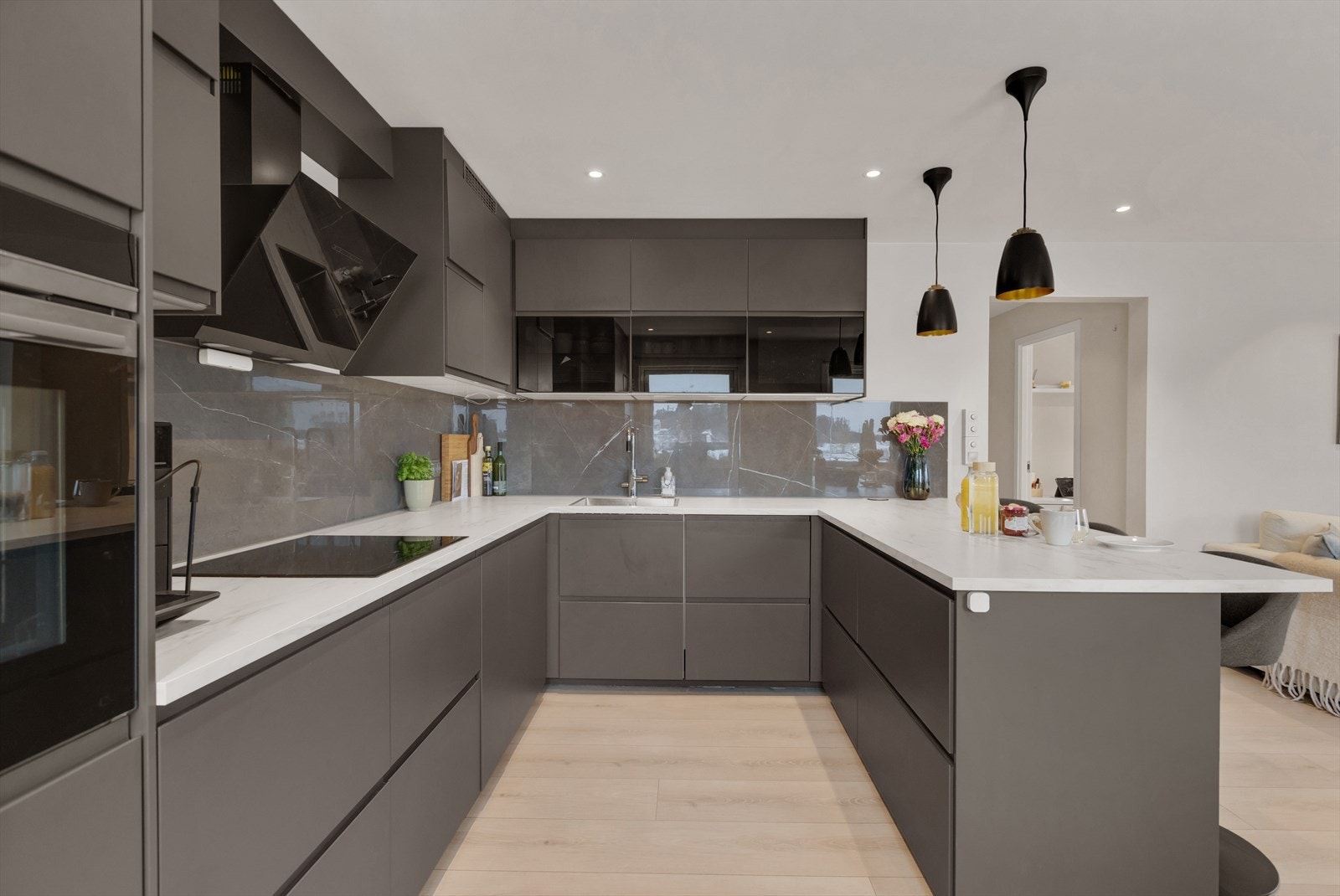 Det er integrert koketopp med kullfiltervifte over, og kjøkkenøy som gir ekstra arbeidsflate og sitteplasser. Galleribilde