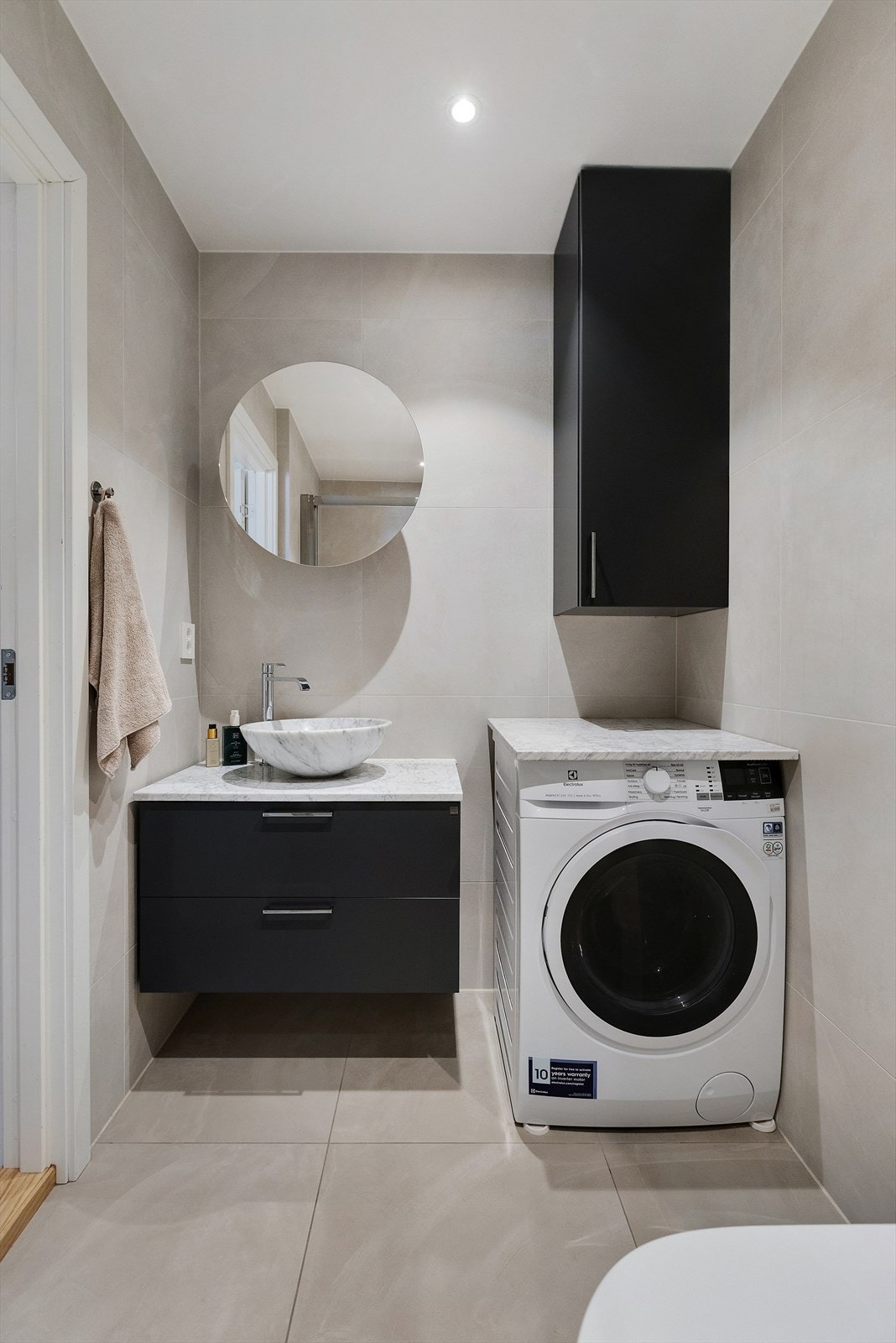 Pent og flislagt bad som ble pusset opp i 2021 i regi av tidligere eier. Galleribilde