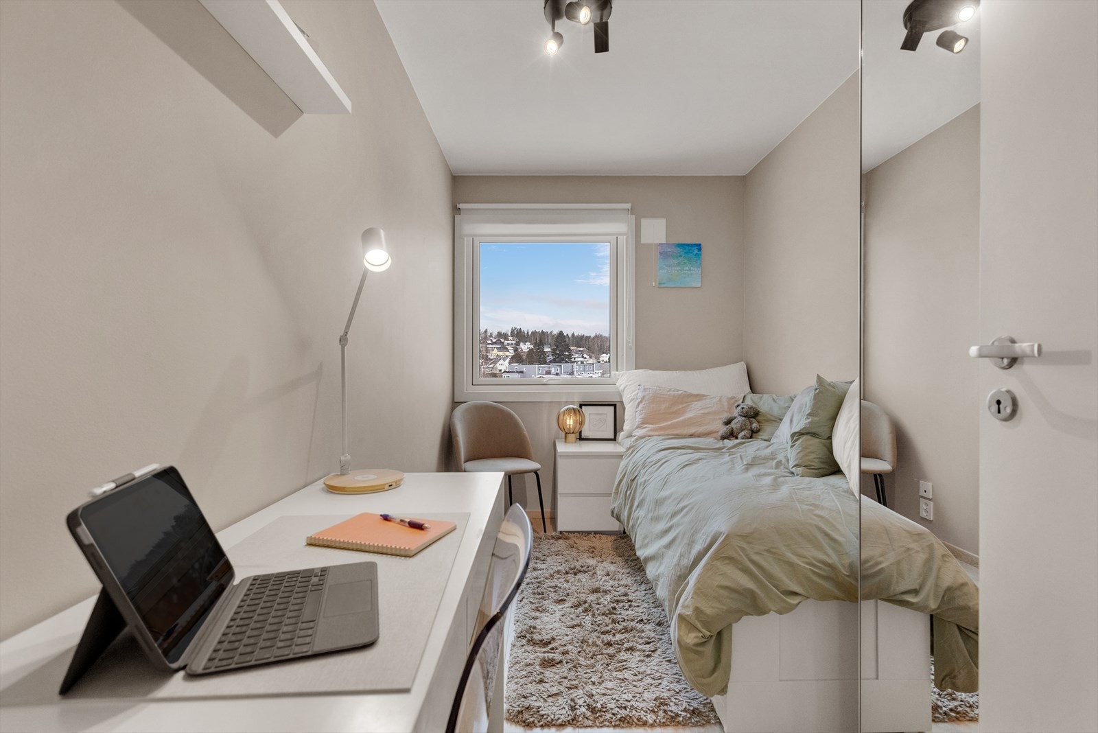 Her er det plass til seng, pult og garderobeskap. Galleribilde