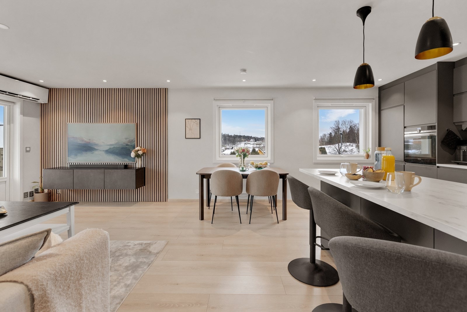 En moderne og gjennomført 3-roms med svært god planløsning om gir rom for både hverdagsliv og sosialt samvær. Galleribilde