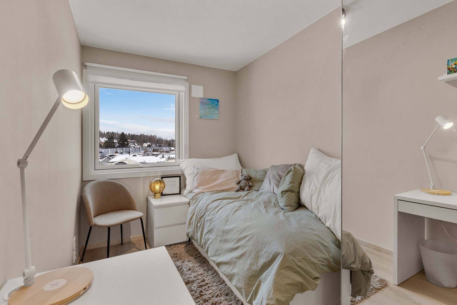 Det andre soverommet egner seg godt som barnerom, gjesterom eller hjemmekontor. Galleribilde