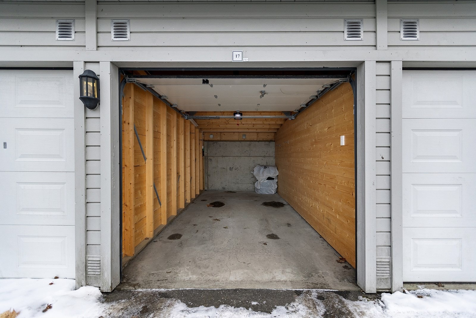 Med leiligheten medfølger det en garasjeplass markert med nummer 17. Galleribilde