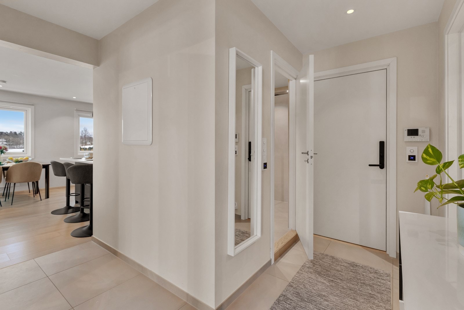 Velkommen inn! Entréen er utstyrt med callinganlegg og dørhåndtak fra Yale Doorman. Galleribilde