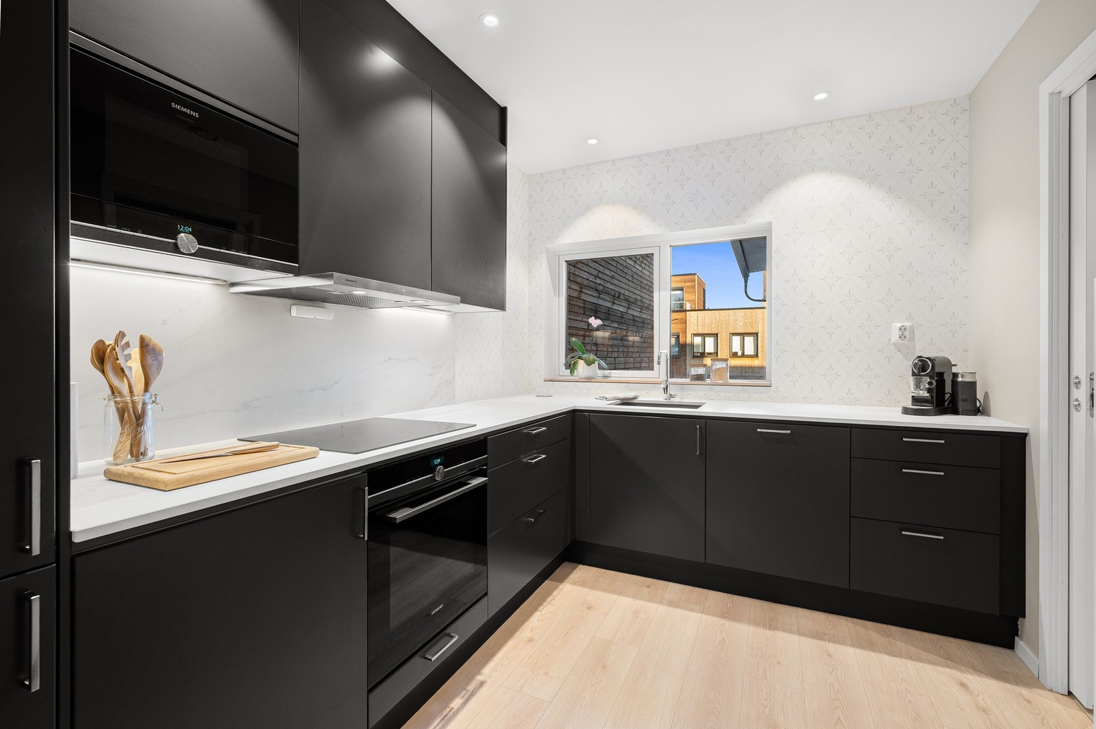 Her får man kvaliteter som Dekton benkeplate, integrerte hvitevarer og mye skap- og benkeplass. Galleribilde