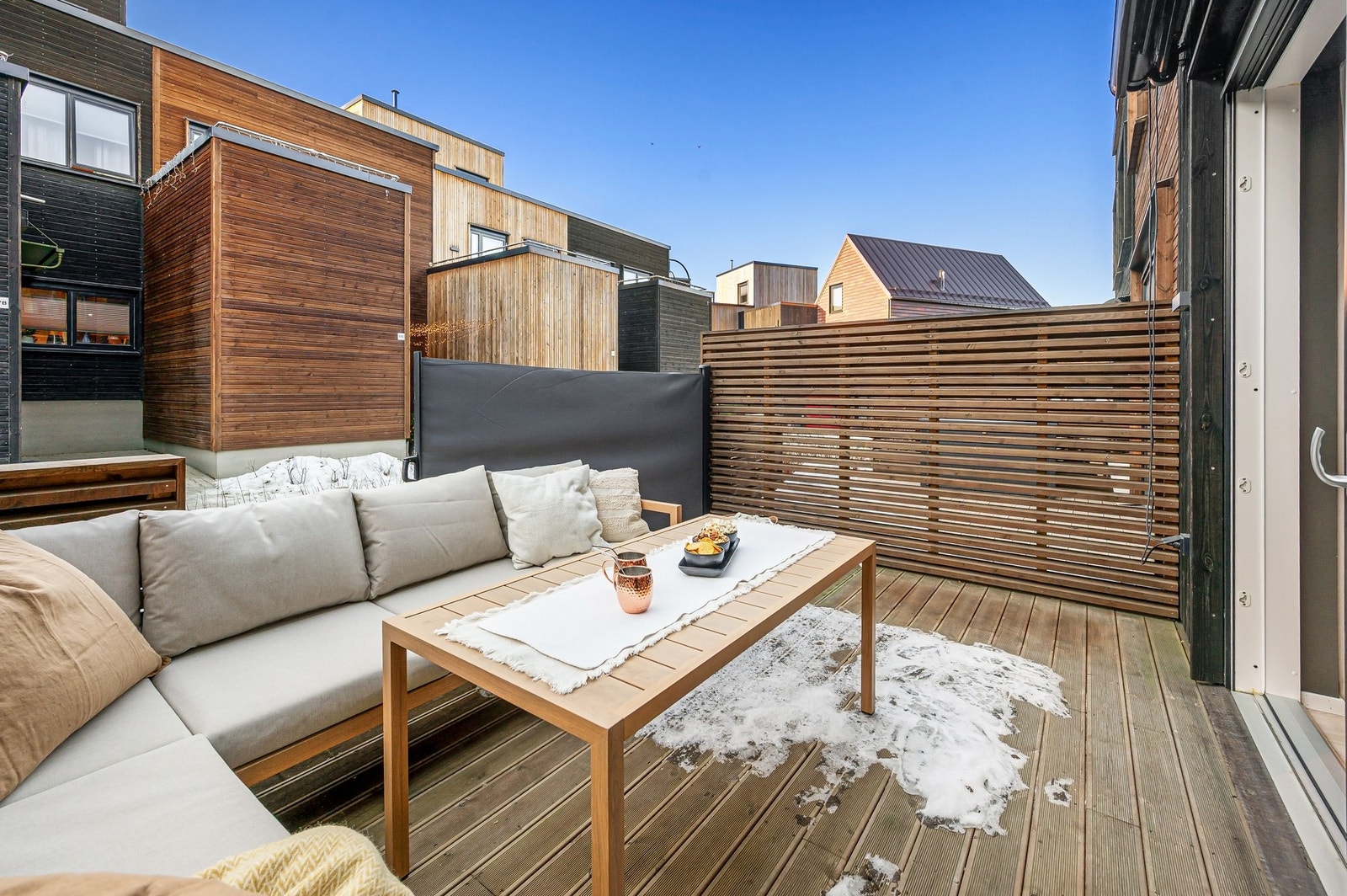 Her har man god plass til ønsket utemøblement, grill mm. Galleribilde