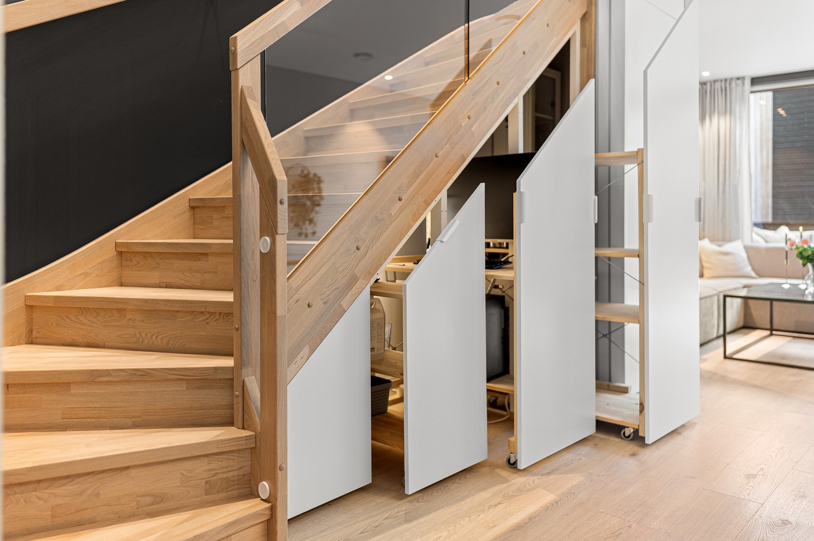Dagens eiere har innredet med skapinnredning under trapp som gir gode oppbevaringsmuligheter. Galleribilde