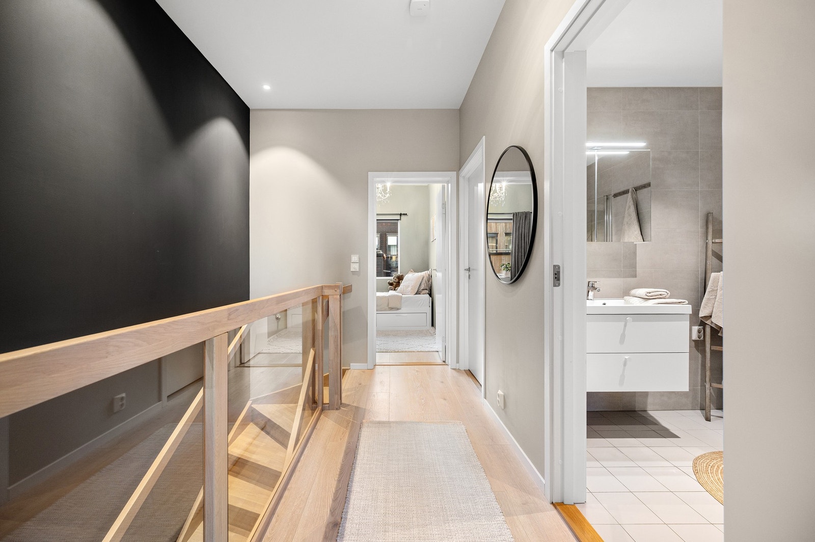 Eksklusiv trapp fra Stryntrappa (type Foss) leder deg opp til 2. etasje. Galleribilde