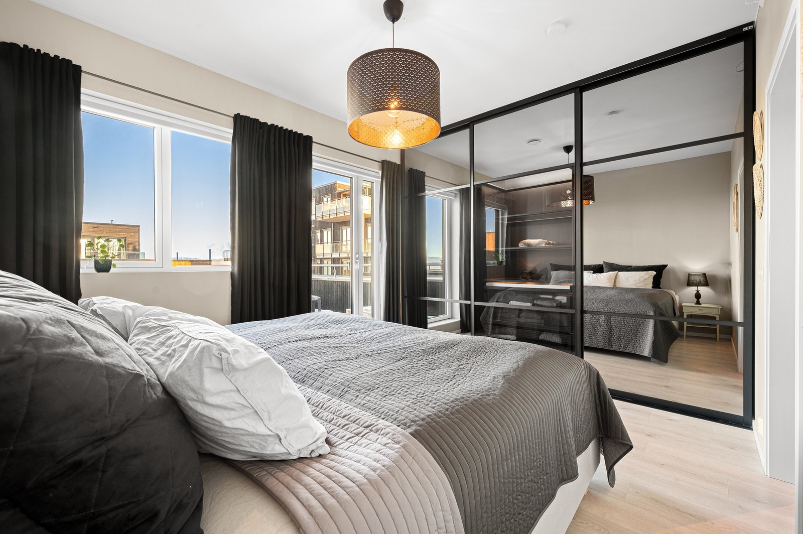 Det er også etablert en stor skyvedørsgarderobe med speilfronter. God takhøyde. Galleribilde