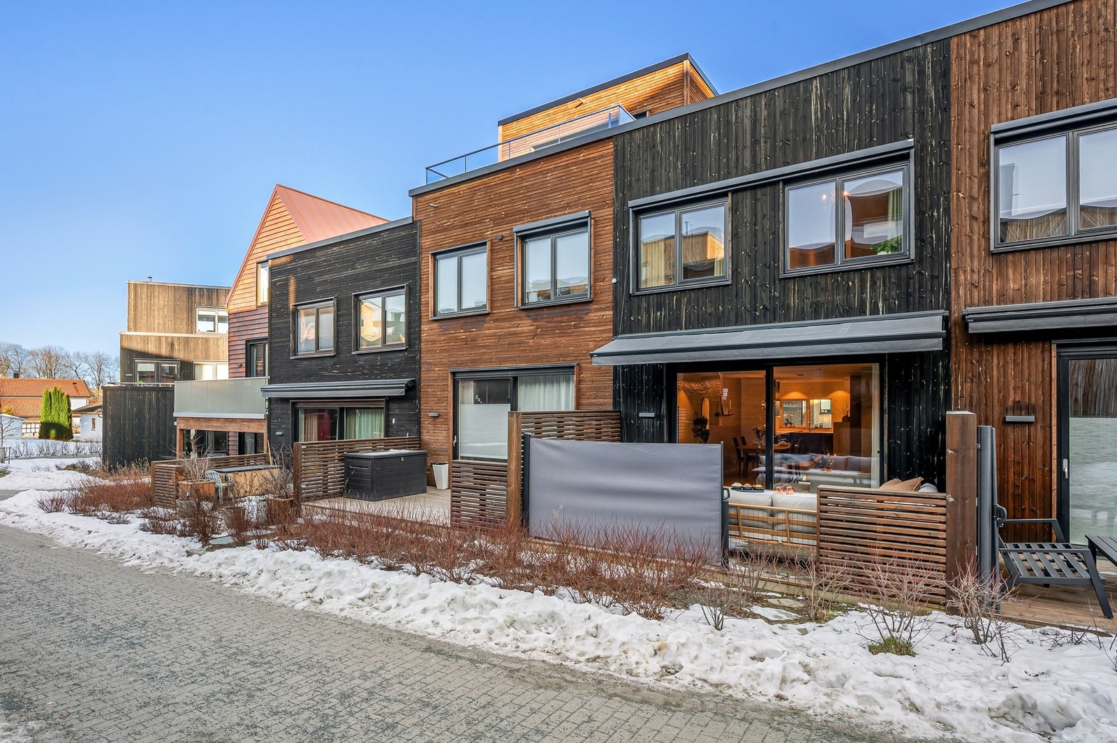 Et særdeles flott rekkehus med god beliggenhet på familievennlige Overvik. Galleribilde