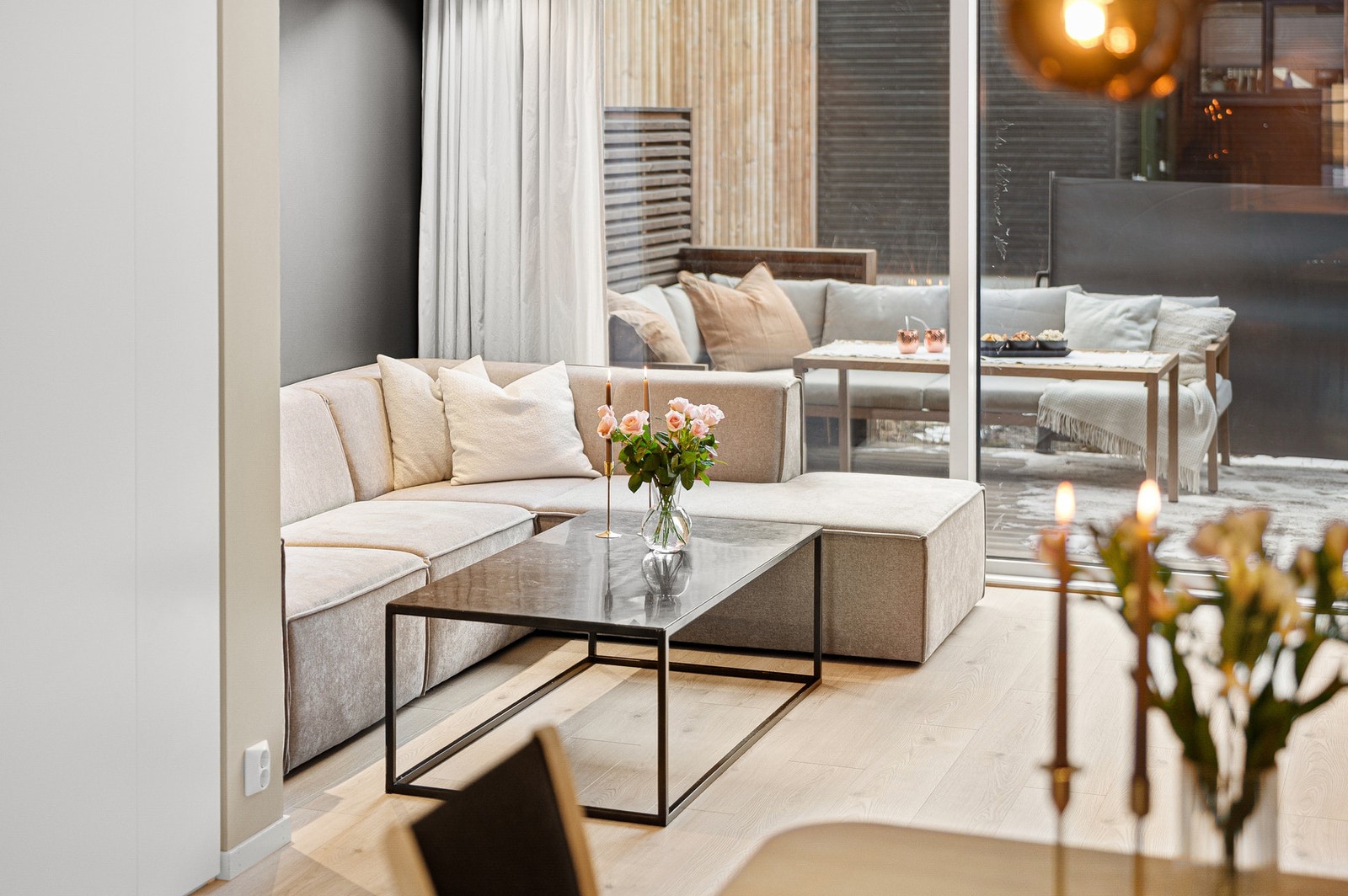 Med store vindusflater i begge ender får man et svært god lysinnslipp som, sammen med overflater malt i tidsriktige fargetoner, bidrar til en lett og luftig atmosfære. Galleribilde