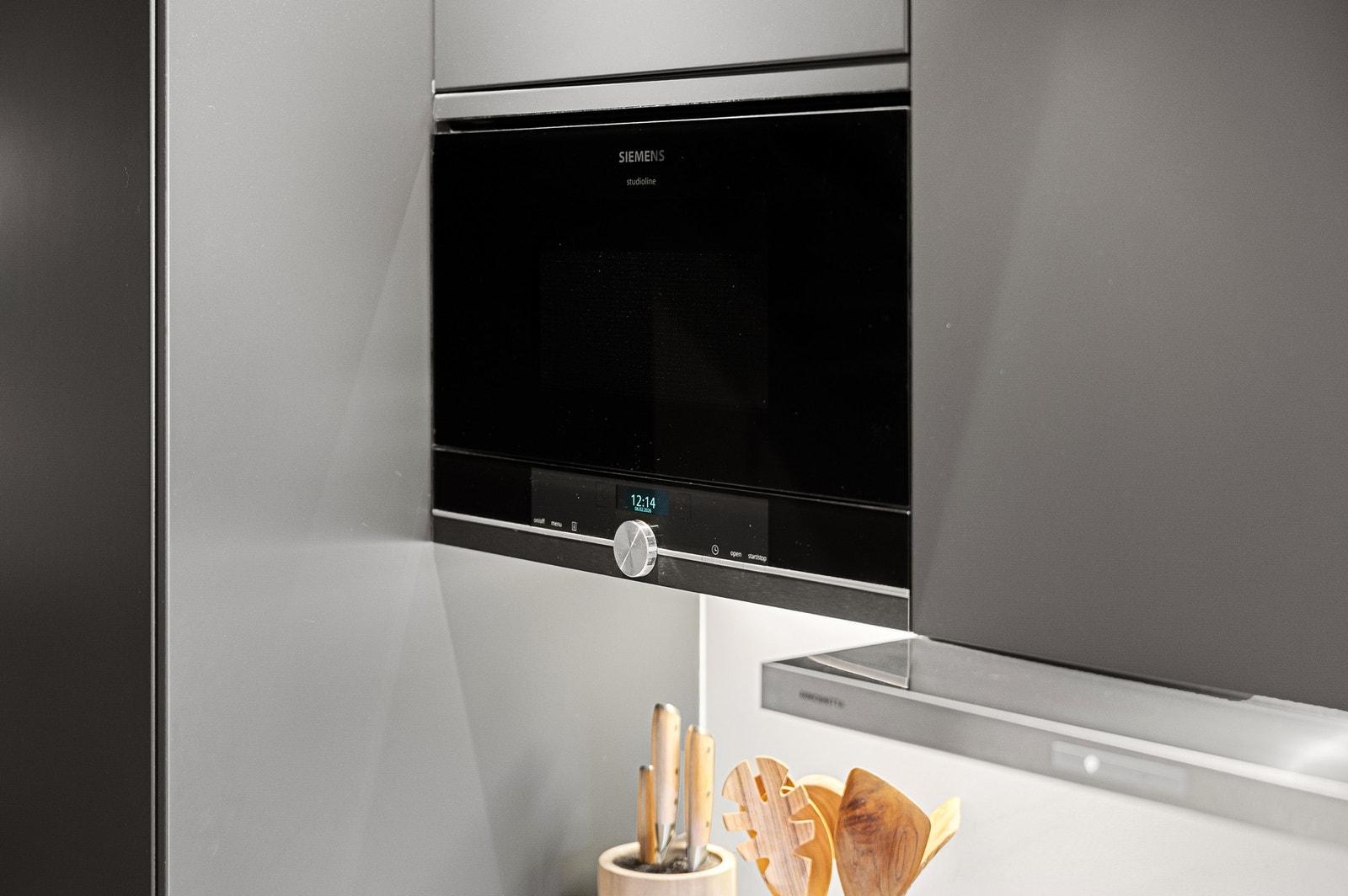 Praktisk integrert mikrobølge ovn. Galleribilde