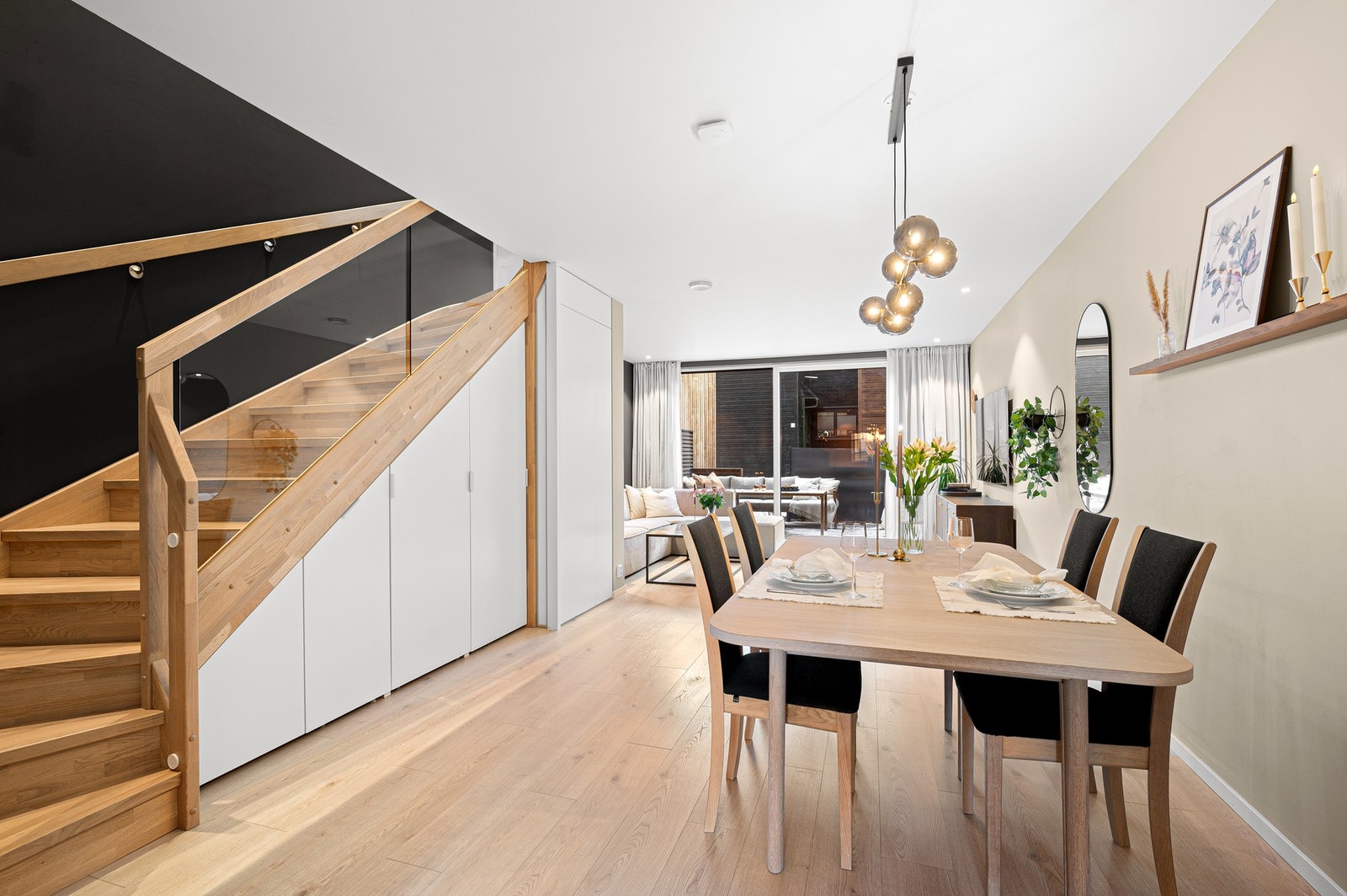 Gjennomgående 1-stavs gulv. I 1. etasje har man vannbåren gulvvarme. Galleribilde