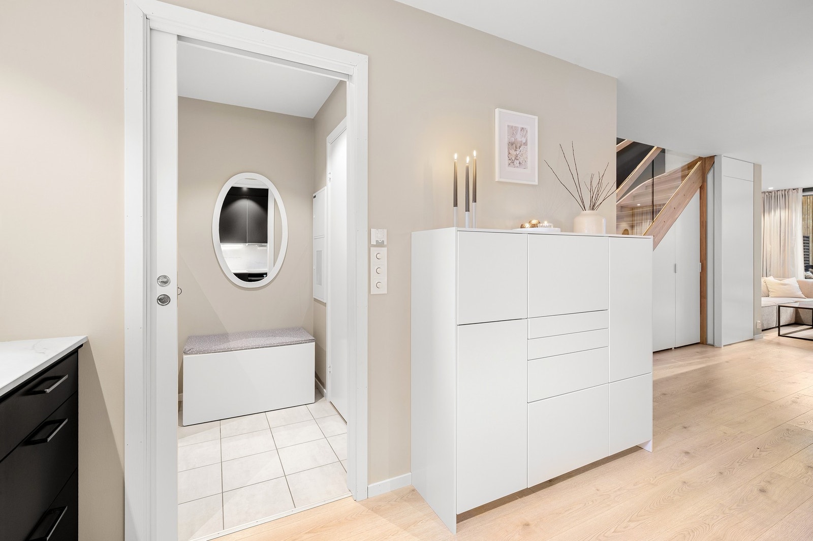 Rekkehuset er malt i lyse og behagelige fargetoner og kan enkelt innredes etter personlige ønsker. Galleribilde