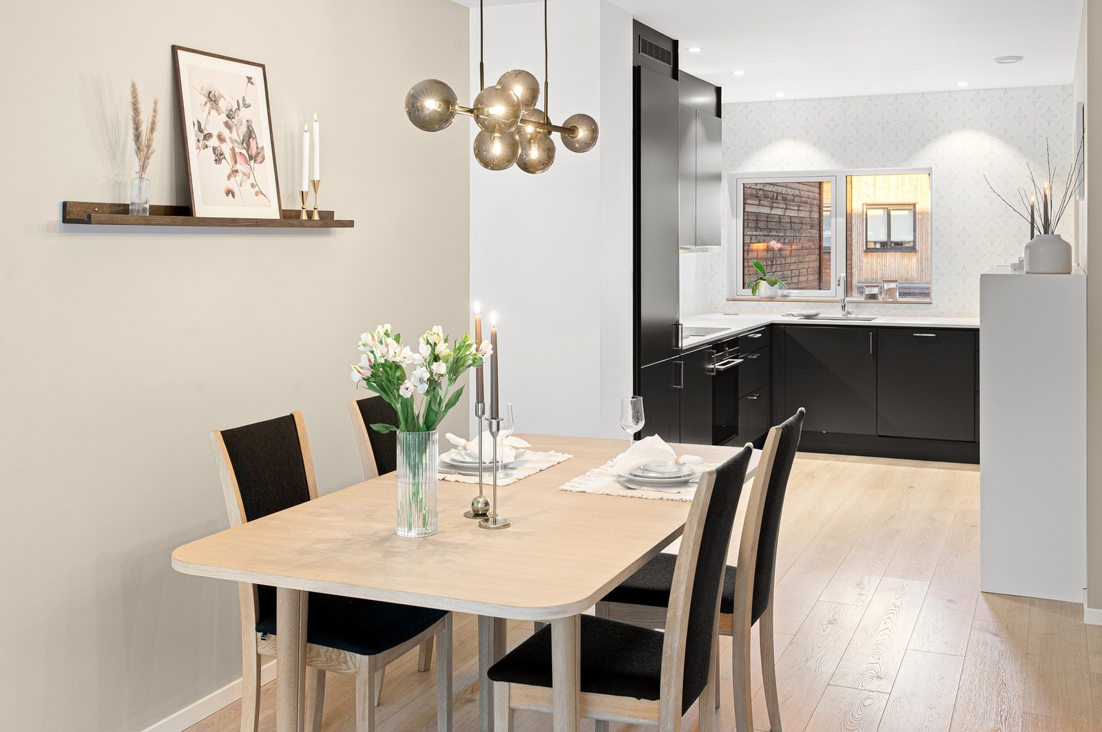 Spisegruppen finner sin naturlige plassering i overgang mellom kjøkken og stue. Galleribilde