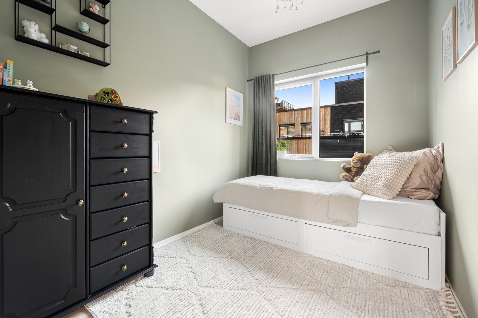 Soverom 2 måler ca. 7M². Det er etablert utvendige elektriske screens som kan styres med både fjernkontroll og via app. Galleribilde