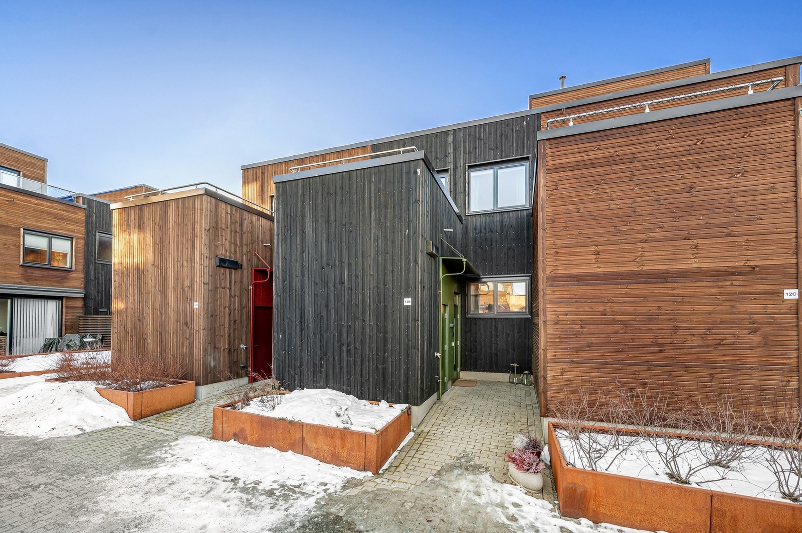 Innbydende inngangsparti med ekstra sportsbod. Galleribilde