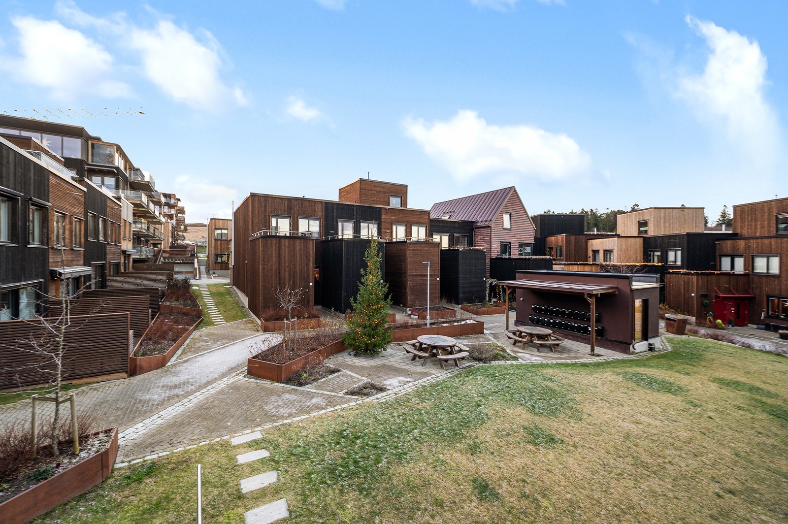 Boligtunet må sies å være spesielt barnevennlig, og her finnes det barn i alle aldre. Galleribilde