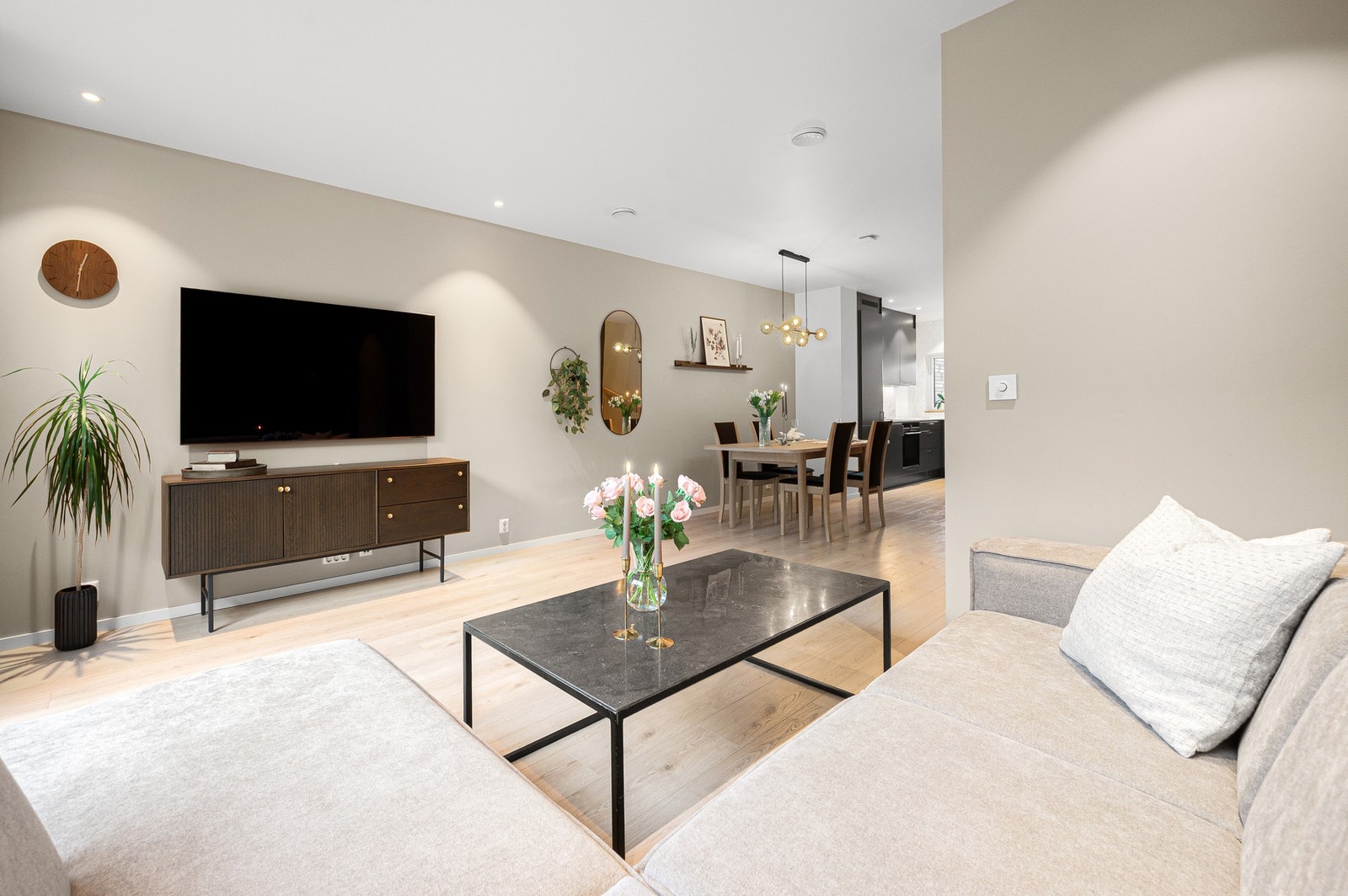 Listefritt rundt vinduer, balkongdører og i himling. Galleribilde